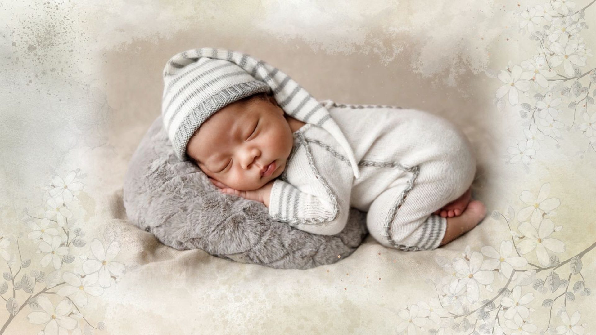 Bebé dormido sobre un cojín gris, fotografía envuelta en acuarela